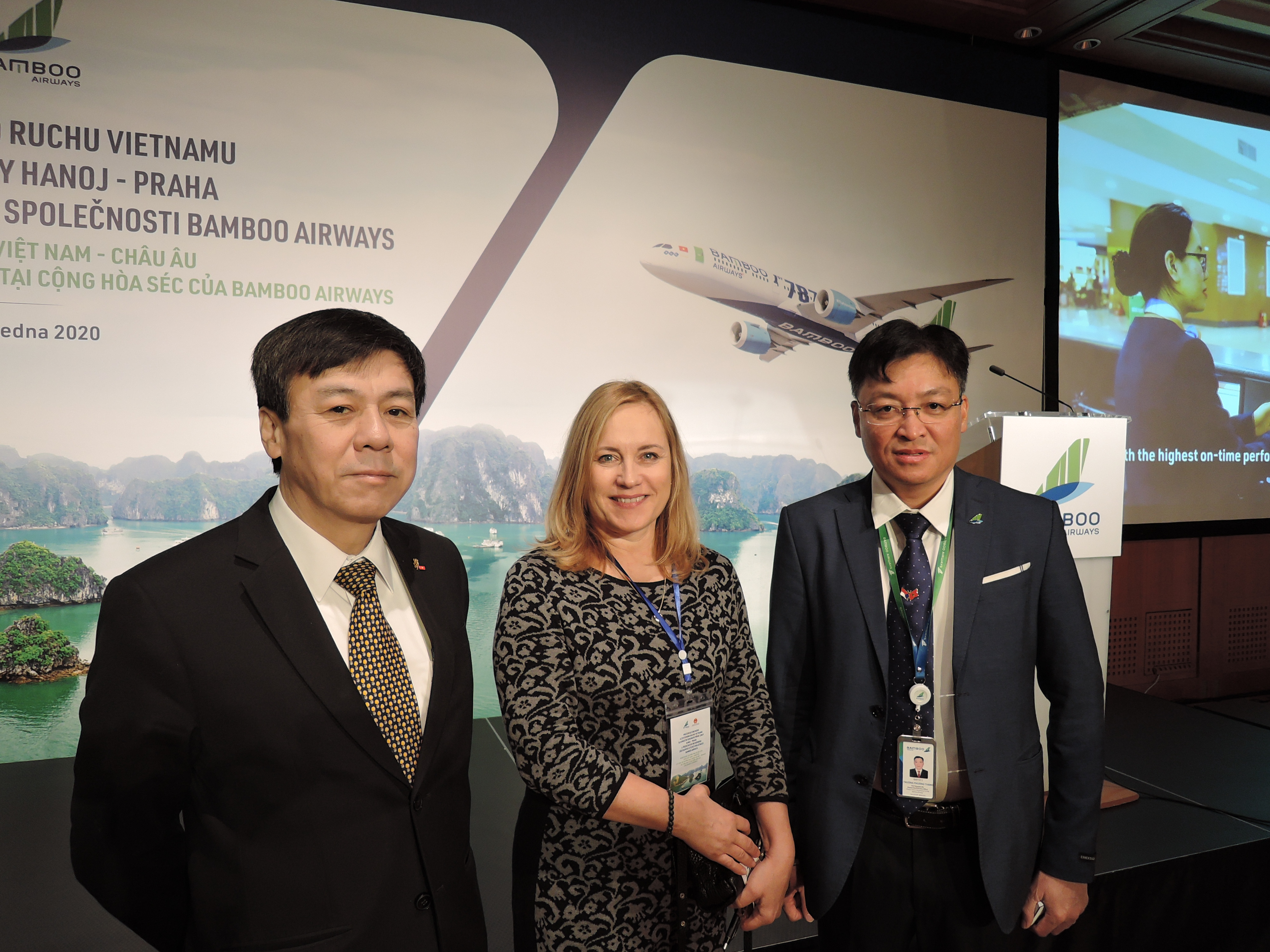 Zleva: Ho Minh Tuan, vietnamský velvyslanec v České republice, Kateřina Lamačová, Acting General Manager Czech Republic&Slovakia ze společnosti Aviareps, a Truong Phuong Thanh, zástupce generálního ředitele Bamboo Airways. Foto: Vlaďka Bratršovská