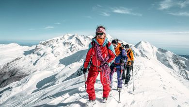 Horská vůdkyně Caro North s klientkami na Breithornu.