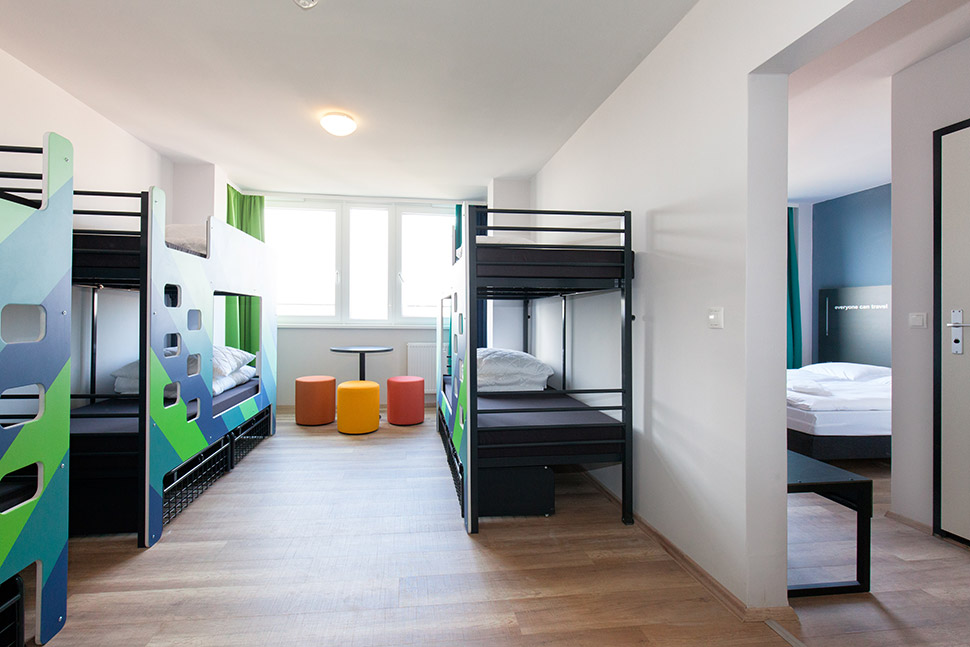 Šestilůžkový pokoj v hostelu a&o Rhea Praha.