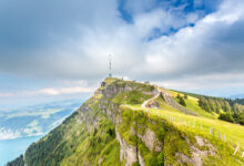 Vrchol Rigi Kulm je díky výraznému pyramidovému tvaru vidět i z velké dálky. Foto: Ralph Welling