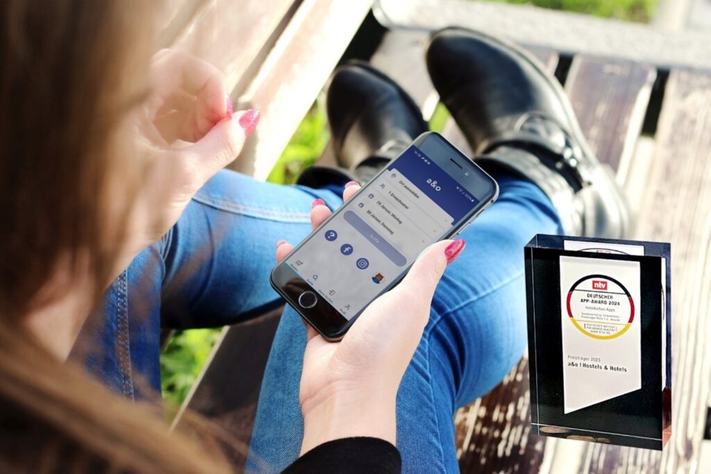 Aplikace a&o má již 250 000 uživatelů a umožňuje pohodlné cestování a pobyt, od rezervace až po objednávku na baru. Na základě 30 000 hodnocení hostů je appka a&o jednou ze tří oceněných v kategorii „Mobilita a cestování.“ Foto/vizualizace: a&o Hostels