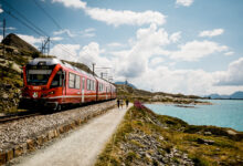 Běžci na stezce Piz Bernina u jezera Lago Bianco, vlaková souprava Rhétských drah (RhB). Foto: Switzerland Tourism