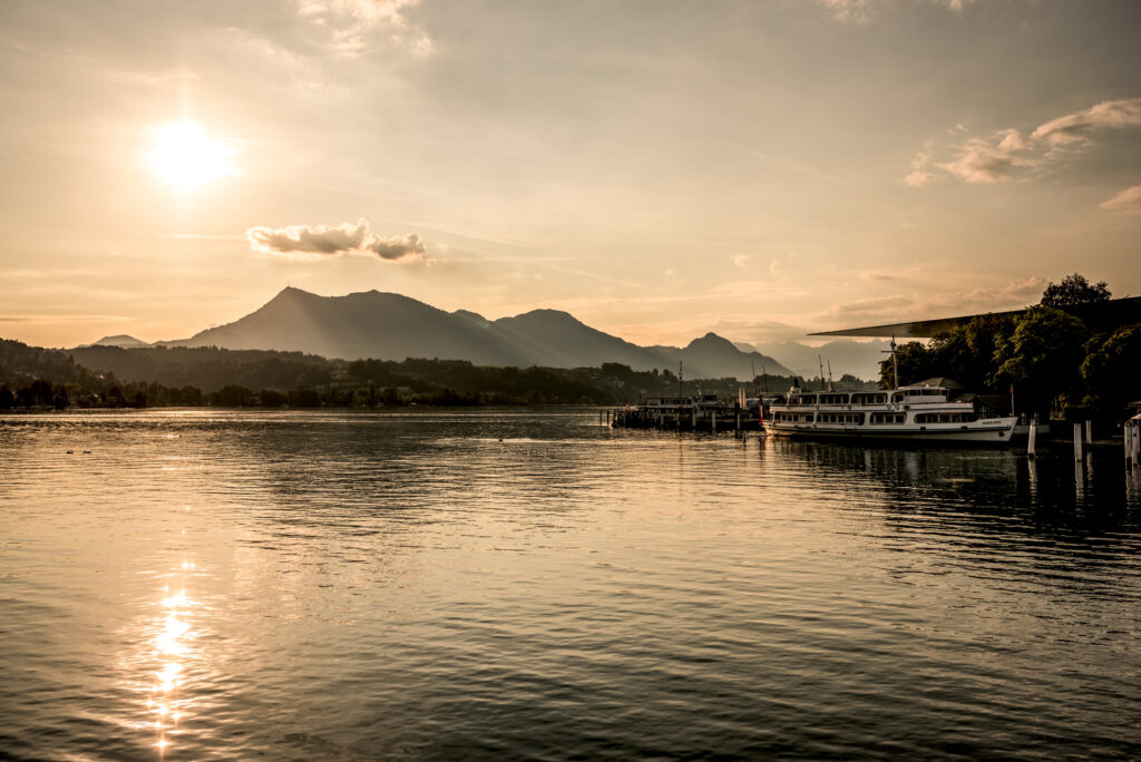 Východ slunce na nad masivem Rigi, viděný z Lucernu. Foto: Switzerland Tourism