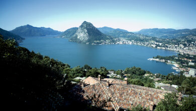 Pohled na jezero, město Lugano a horu Monte San Salvatore (912 m n. m.). Foto: swiss-image.ch/Philipp Giegel