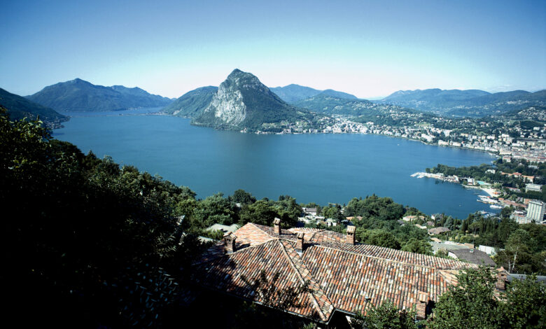 Pohled na jezero, město Lugano a horu Monte San Salvatore (912 m n. m.). Foto: swiss-image.ch/Philipp Giegel