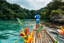 Plavba na voru po Modré laguně. Foto. Shutterstock