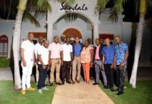 Členové sdružení portýrů z Montego Bay se fotografují s generálním ředitelem hotelu Sandals Montego Bay Christopherem Elliottem (uprostřed), který je přijal na slavnostním večeru.