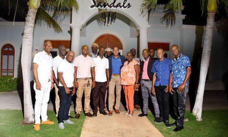 Členové sdružení portýrů z Montego Bay se fotografují s generálním ředitelem hotelu Sandals Montego Bay Christopherem Elliottem (uprostřed), který je přijal na slavnostním večeru.